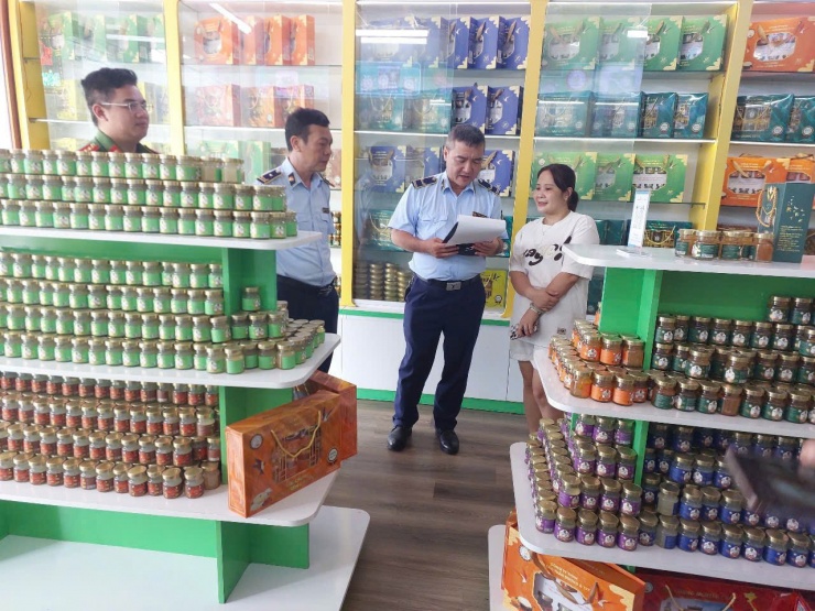 Hơn 23.000 đơn vị sản phẩm yến chưng chế biến bị lực lượng chức năng tạm giữ. Ảnh: QLTT