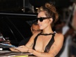 Miley Cyrus 'mặc như không' trên phố