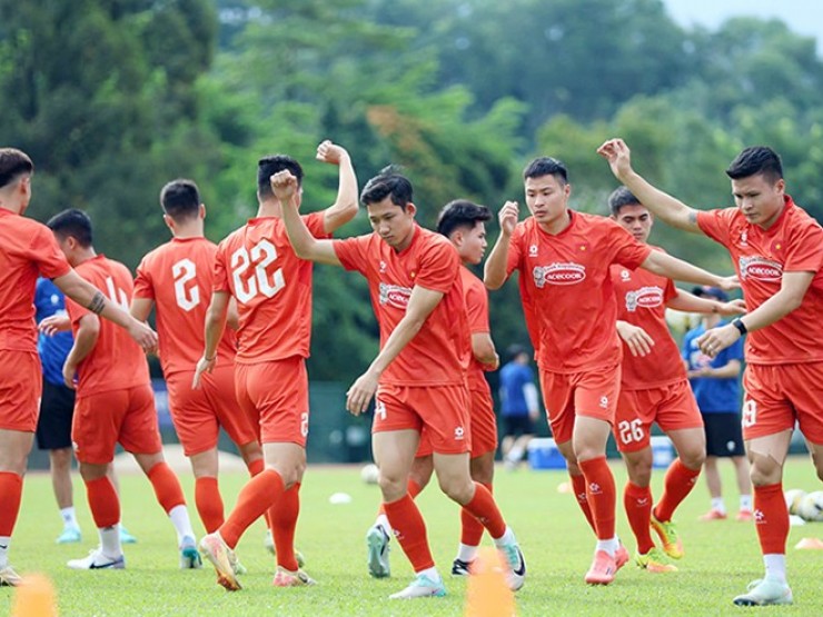 ĐT Việt Nam đổi sân tập, Thành Chung cảnh giác với cầu thủ nhập tịch Malaysia