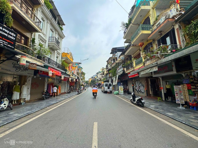 Gần 11h trưa 6/6, tuyến phố Hàng Đào - Hàng Ngang, quận Hoàn Kiếm thưa thớt người qua lại bởi 80% cửa hàng trên phố đều đóng cửa. Ảnh: Nga Thanh