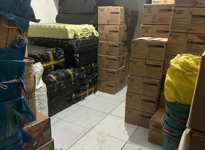 Hàng nghìn sản phẩm nhớt giả bị cảnh sát thu giữ. Ảnh: Công an cung cấp