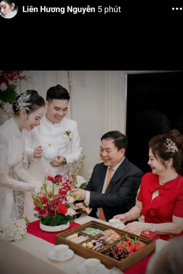 Hương Liên mới đây đã khoe trọn vẹn khoảnh khắc hạnh phúc trong lễ ăn hỏi của cô tại tư gia. Người mẫu quê Hà Nam đã quyết định lên xe hoa cùng con trai Chủ tịch Tập đoàn Viettel. Hiện tại hình ảnh này của Hương Liên đã được chia sẻ khắp mạng xã hội.