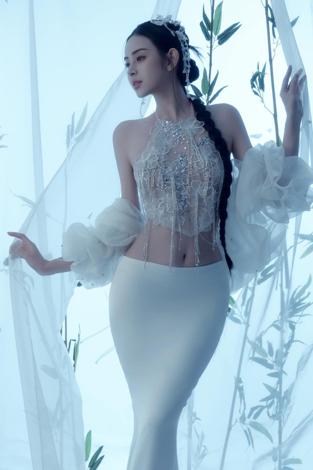 Nhờ nhan sắc xinh đẹp cùng vòng eo bé xíu, Hương Liên trở thành gương mặt vàng của nhiều thương hiệu.