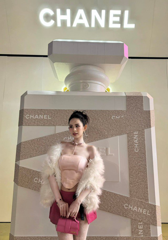 Nhiều bạn trẻ còn không tiếc lời khen dành cho con dâu Chủ tịch tập đoàn Viettel, phần đa đều nhận xét cô giống 