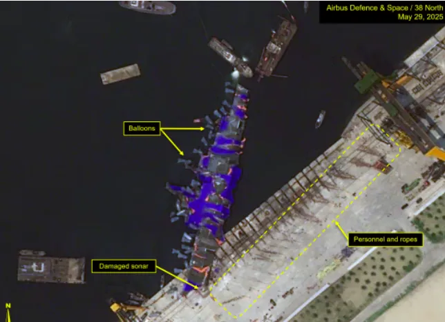 Các chuyên gia xác định sự hiện diện của nhiều quả bóng bay cỡ lớn ở vị trí con tàu khu trục gặp nạn của Triều Tiên.