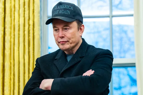 Tỷ phú Elon Musk đội chiếc mũ MAGA trong một dịp ở Phòng Bầu dục. (Ảnh: NYT)