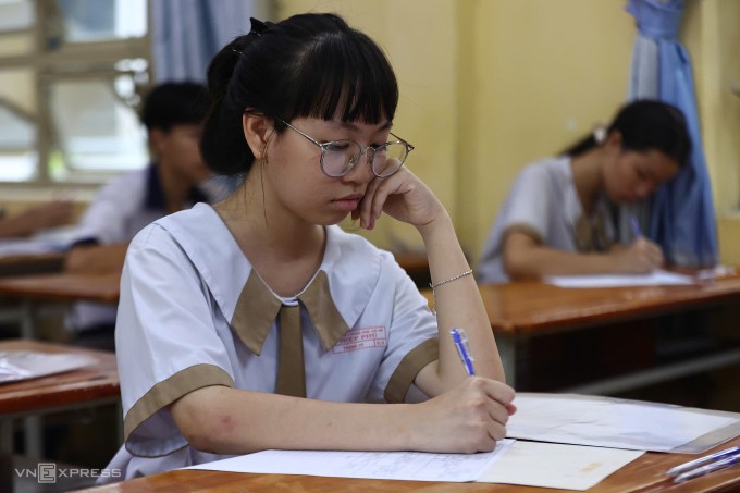Thí sinh dự thi vào lớp 10 tại trường THCS Hoa Lư, TP Thủ Đức, ngày 6/6. Ảnh: Quỳnh Trần