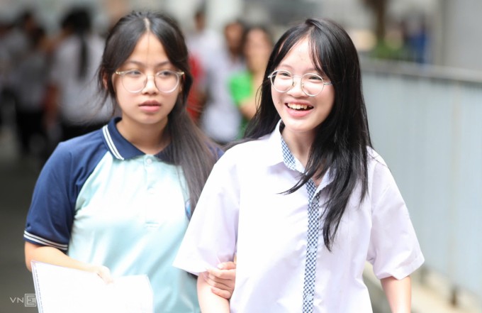 Thí sinh sau khi thi xong môn Ngữ văn vào lớp 10, ngày 7/6. Ảnh: Tùng Đinh