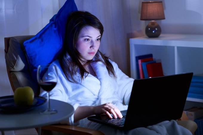 Thức khuya kéo dài làm tăng nguy cơ mắc nhiều bệnh lý mạn tính.