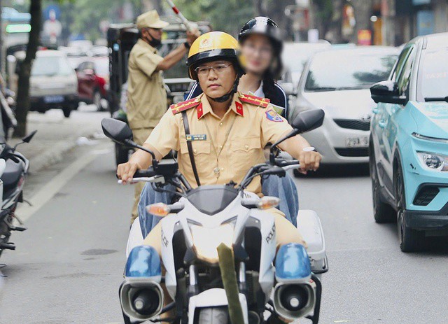 Lực lượng chức năng kịp thời hỗ trợ 1 nữ sinh đến điểm thi kịp thời sau khi phương tiện của em bị hỏng giữa đường.