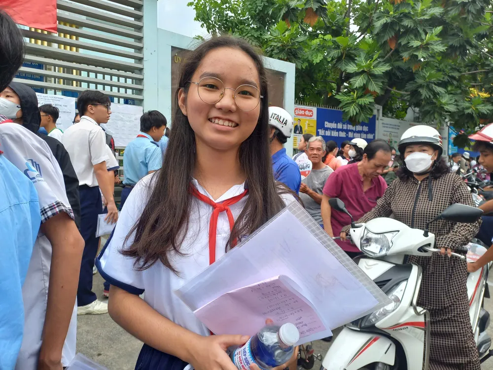 Châu Anh vui khi đã làm môn Toán khá ổn. Ảnh: PHẠM ANH