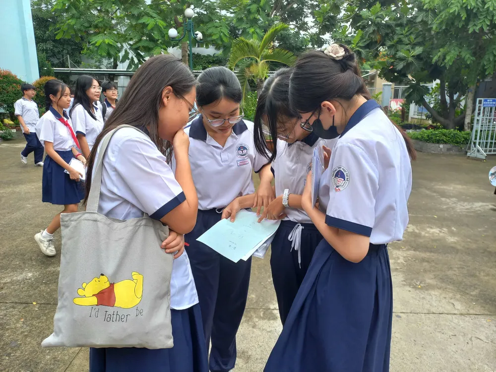 Thi vào lớp 10: Thí sinh hy vọng &#39;đậu nguyện vọng 1 rồi&#39; sau khi kết thúc môn cuối - 4