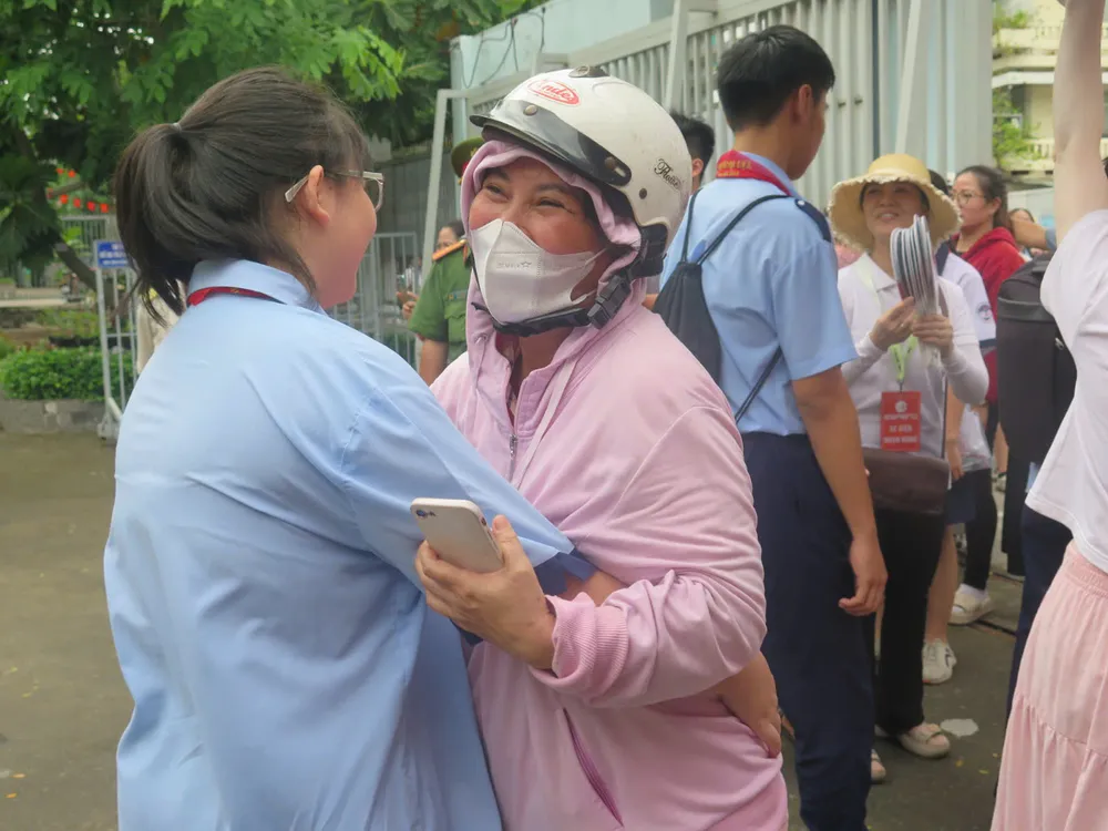 Thi vào lớp 10: Thí sinh hy vọng &#39;đậu nguyện vọng 1 rồi&#39; sau khi kết thúc môn cuối - 3