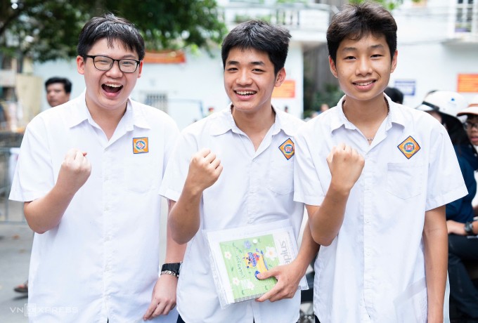 Học sinh rạng rỡ sau khi hoàn thành bài thi môn Văn vào lớp 10 ở Hà Nội, trưa 7/6. Ảnh: Tùng Đinh