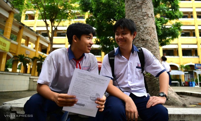 Thí sinh sau khi hoàn thành bài thi môn Toán vào lớp 10 tại trường THPT Trưng Vương, sáng 7/6. Ảnh: Quỳnh Trần