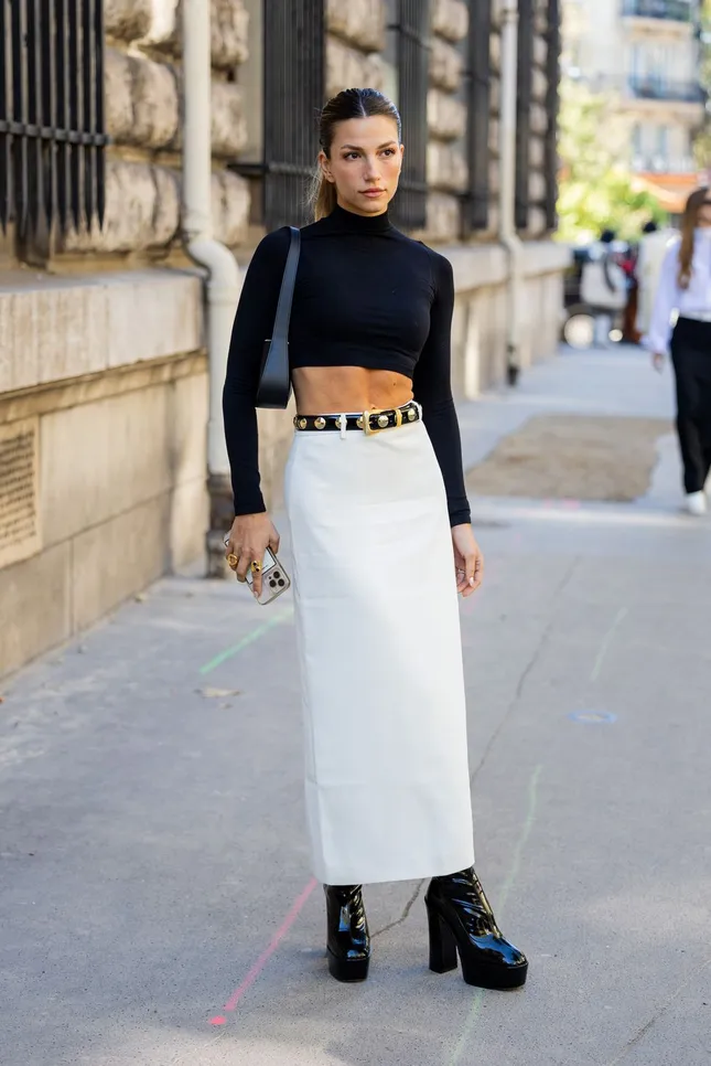 Hãy thử nghiệm maxi denim, hoặc những thiết kế đứng form, phù hợp với street style thành thị.