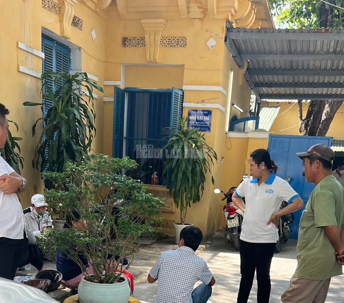 Nhiều người thân của nạn nhân có mặt tại Nhà Đại thể của Bệnh viện Trung ương Huế