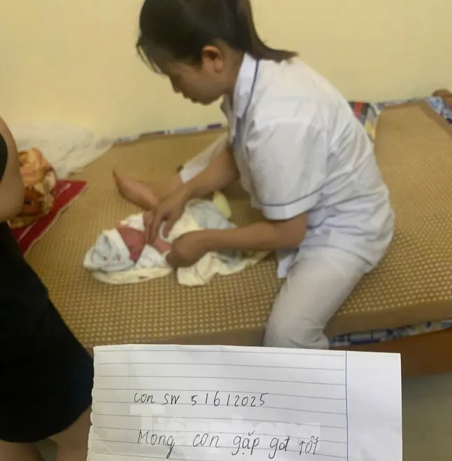 Trẻ sơ sinh hiện được cán bộ Trạm y tế xã Khánh Khê chăm sóc, nuôi dưỡng.