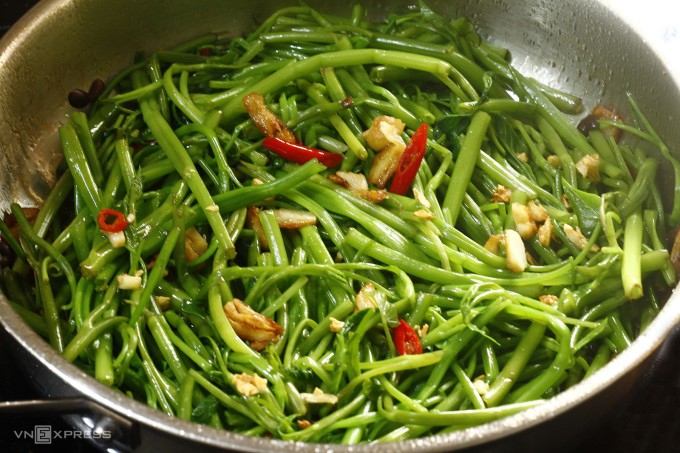 Rau muống giàu chất xơ giúp cải thiện nhu động ruột. Ảnh: Bùi Thủy