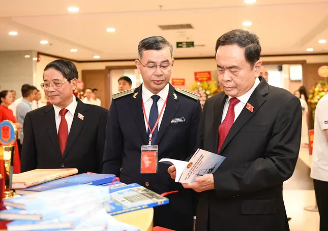Chủ tịch Quốc hội Trần Thanh Mẫn thăm khu trưng bày của Kiểm toán Nhà nước. Ảnh: Như Ý