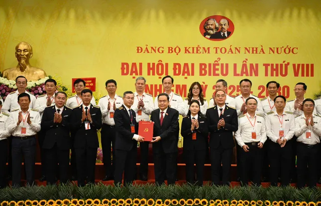 Chủ tịch Quốc hội và Ban Chấp hành Đảng bộ Kiểm toán Nhà nước. Ảnh: Như Ý