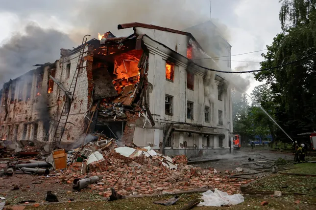 Một tòa nhà bị máy bay không người lái bắn trúng ở Kharkiv. (Ảnh: Reuters)