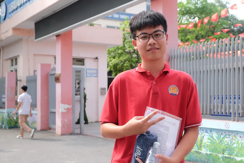 Thí sinh sau khi hoàn thành đề tiếng Anh thi lớp 10 tại Hà Nội chiều 7-6. Ảnh: TT
