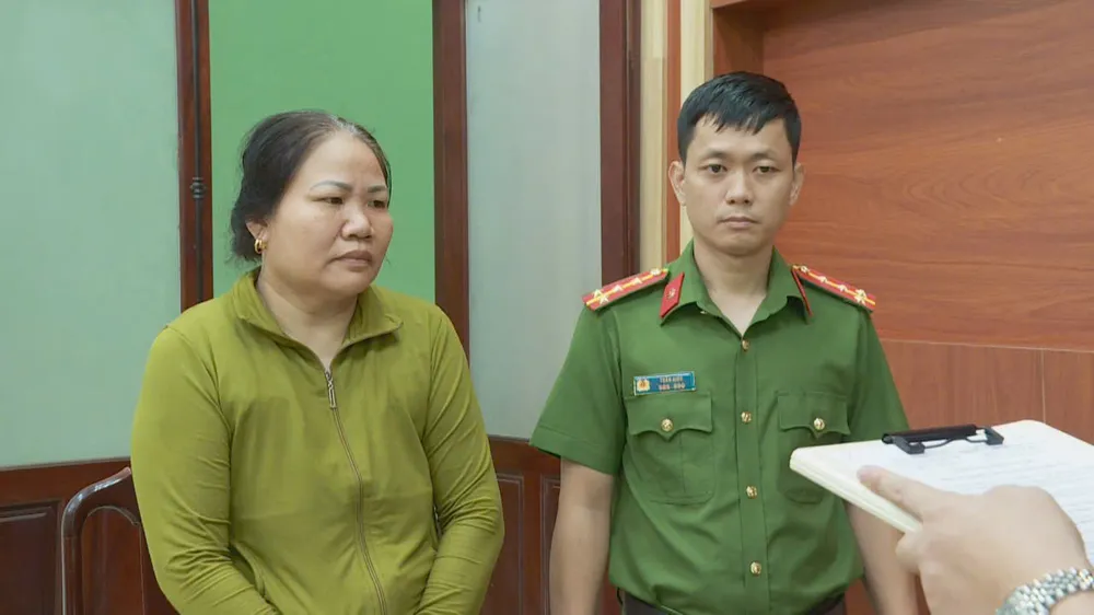 Công an đọc lệnh khởi tố bị can Dân. Ảnh: S.Đ