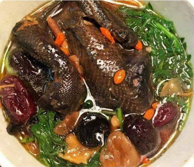 Gà ác hầm ngải cứu.Gà tần ngải cứu là một món ăn bổ dưỡng, phù hợp cho mọi lứa tuổi, đặc biệt là bà bầu và người mới ốm dậy.
