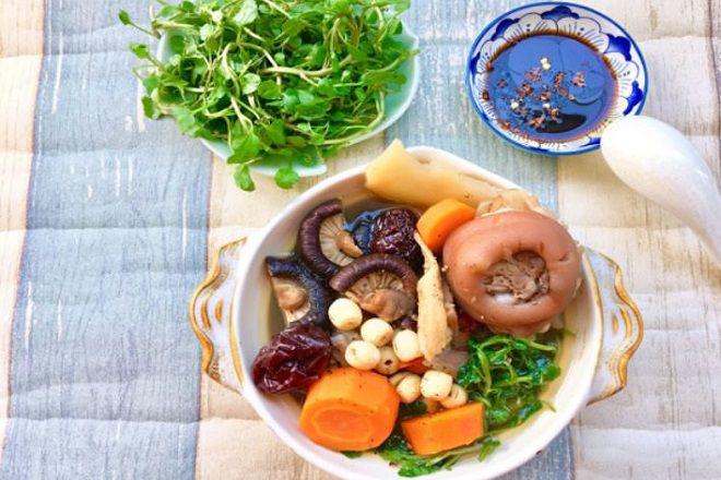 Chân giò hầm ngải cứu không chỉ đơn thuần được xem là một món ăn thông thường mà nó là một bài thuốc vừa bổ vừa ngon. Cách chế biến món chân giò hầm ngải cứu không quá phức tạp. Món chân giò hầm xong có mùi vị thơm của lá ngải cùng táo tàu và hạt kỷ tử. Từng miếng chân giò mềm, thấm đều gia vị. Phần nước dùng ngọt thanh, đậm vị khi chan vào ăn cùng cơm trắng sẽ rất hấp dẫn đấy. Đảm bảo đây sẽ là món ăn thơm ngon khó cưỡng cho cả gia đình cùng thưởng thức.