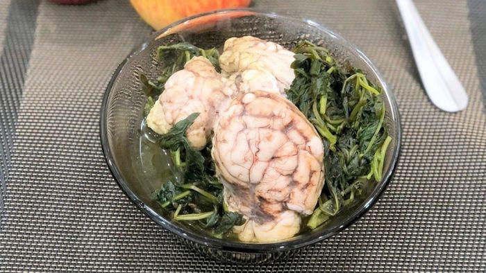 Óc heo hầm ngải cứu là món ăn bổ dưỡng, ngon miệng với hương vị đặc trưng của rau ngải cứu. Ăn nóng kèm theo tiêu xay để thêm hương vị!