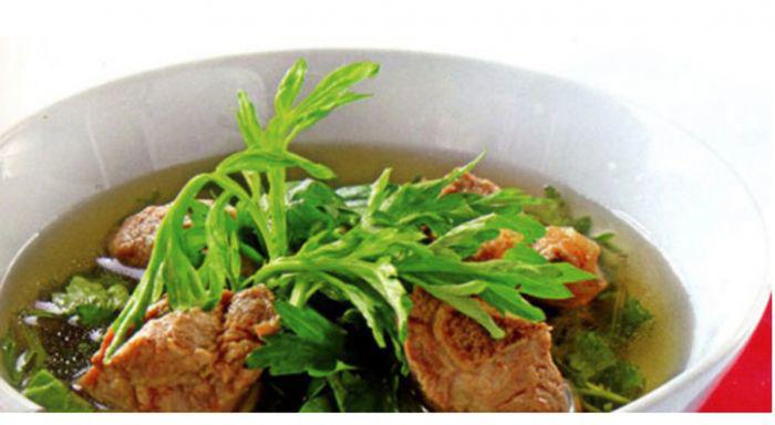 Sườn heo rửa sạch, chặt miếng vừa ăn. Hành tím lột vỏ, băm nhỏ. Ướp sườn với ½ hành băm, muối, hạt nêm, để 10 phút cho thấm gia vị. Ngải cứu nhặt phần ngọn, rửa sạch, vò lá cho bớt đắng. Làm nóng dầu ăn, cho ½ hành còn lại vào phi thơm, cho sườn vào xào săn lại, đổ 4 bát nước vào đun sôi, để lửa riu khoảng 20 phút. Cho ngải cứu vào đun sôi thêm 5 phút nữa, nêm muối, hạt nêm vừa ăn. Tắt bếp. Múc canh sườn ngải cứu ra tô, rắc tiêu lên, dùng nóng.