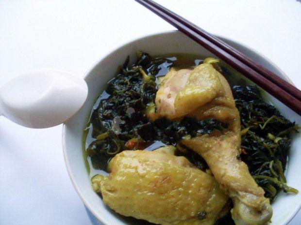 Gà rửa sạch, chặt miếng vừa ăn. Nghệ rửa sạch, gọt vỏ, đập giập. Cho gà vào nồi ướp với nghệ, muối, hạt nêm, để khoảng 20 phút cho thấm. Ngải cứu nhặt phần ngọn, bỏ thân, rửa sạch. Gắp gà ra bát, sau đó cho ngải cứu vào nồi vừa ướp gà, nêm dầu ăn vào đảo đều, cho từng miếng gà lên, xếp xen kẽ với ngải cứu. Để 10 phút nữa cho gia vị thấm đều. Đổ thêm 1 bát nước vào nồi, cho lên bếp đun lửa lớn đến khi sôi thì giảm lửa vừa khoảng 5 phút rồi tắt bếp, để nguội, lặp lại quy trình 1 lần nữa, cuối cùng cho thêm rượu vào cho gà dậy mùi thơm là được.