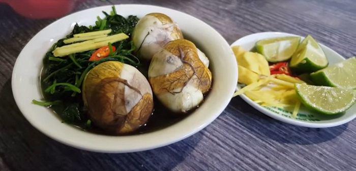 Trứng vịt lộn hầm ngải cứu thơm ngon, ăn kèm rau răm, ớt và chấm với muối tiêu chanh. Ăn ngay khi còn nóng!