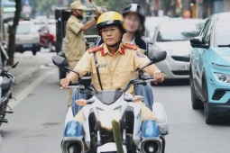 CSGT đưa nữ sinh gặp sự cố kịp thời đến điểm thi