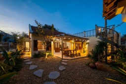Vợ chồng Hà Nội rời phố về biển, chi tiền biến nhà cũ thành homestay đẹp như mơ