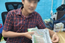 Trên đường về quê, người đàn ông ở Đắk Lắk trúng 14 tờ vé số đặc biệt