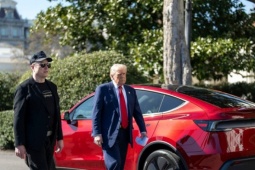 Ông Trump không muốn gặp tỉ phú Musk, sắp bỏ chiếc Tesla Model S