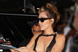 Miley Cyrus 'mặc như không' trên phố
