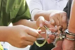 Nhận hối lộ một bộ bàn ghế, cựu trưởng công an huyện ở Thanh Hóa bị khởi tố