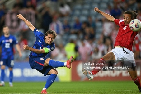 Croatia của Modric thắng "set tennis", áp sát ngôi đầu đua vé World Cup