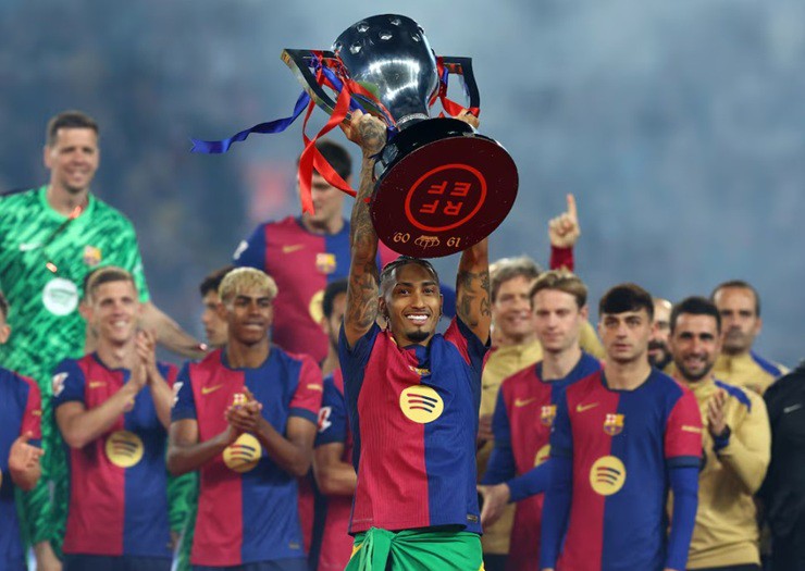 Raphinha được vinh danh là Cầu thủ xuất sắc nhất&nbsp;LaLiga mùa giải 2024/25