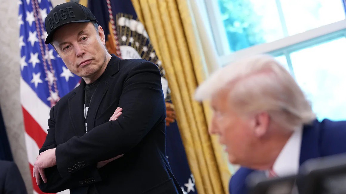 Elon Musk lắng nghe Tổng thống Donald Trump phát biểu với các phóng viên tại Phòng Bầu dục của Nhà Trắng vào ngày 30 tháng 5, tại Washington, DC.&nbsp;