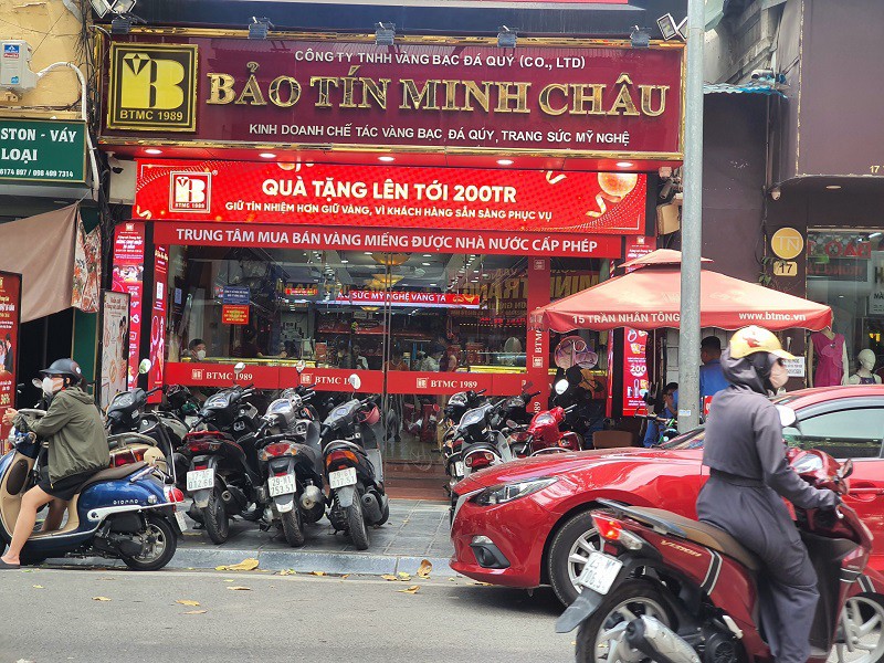 Trên phố vàng ngày hôm nay không còn cảnh xếp hàng dài ngoài cửa hay trên vỉa hè như trước.