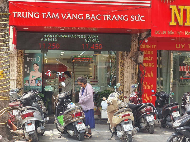 Vàng nhẫn Hưng Thịnh Vượng của Doji niêm yết ở mức 112,5-114,5 triệu đồng/lượng (mua – bán), giữ nguyên so với phiên hôm qua.