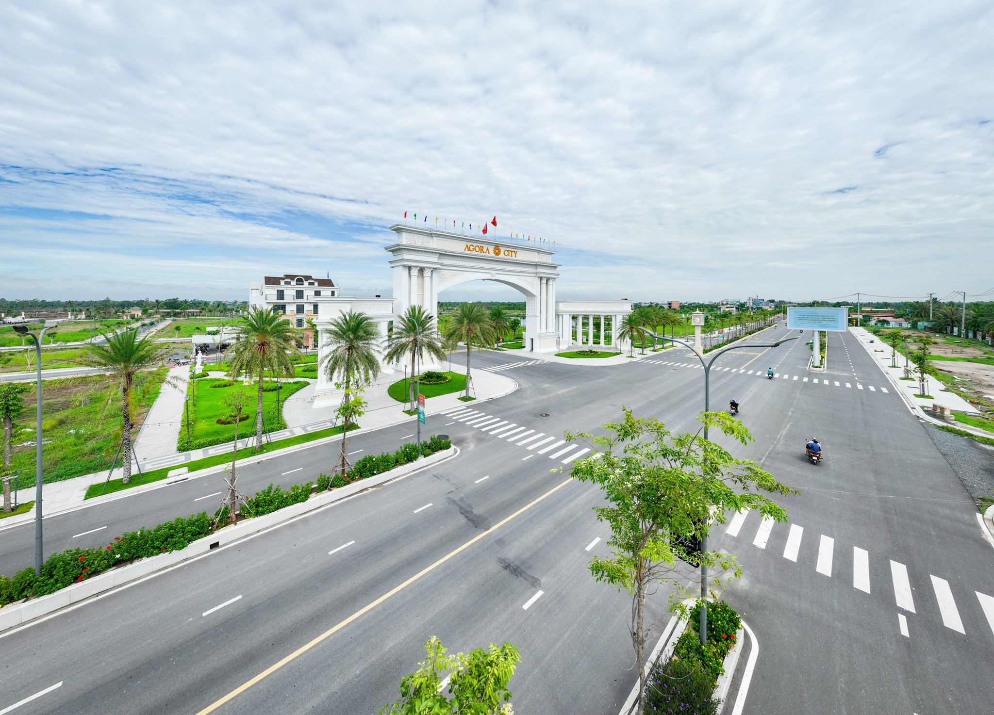 Agora City được quy hoạch bày bản, hiện đại, kiểu mẫu với phong cách kiến trúc Châu Âu sang trọng.