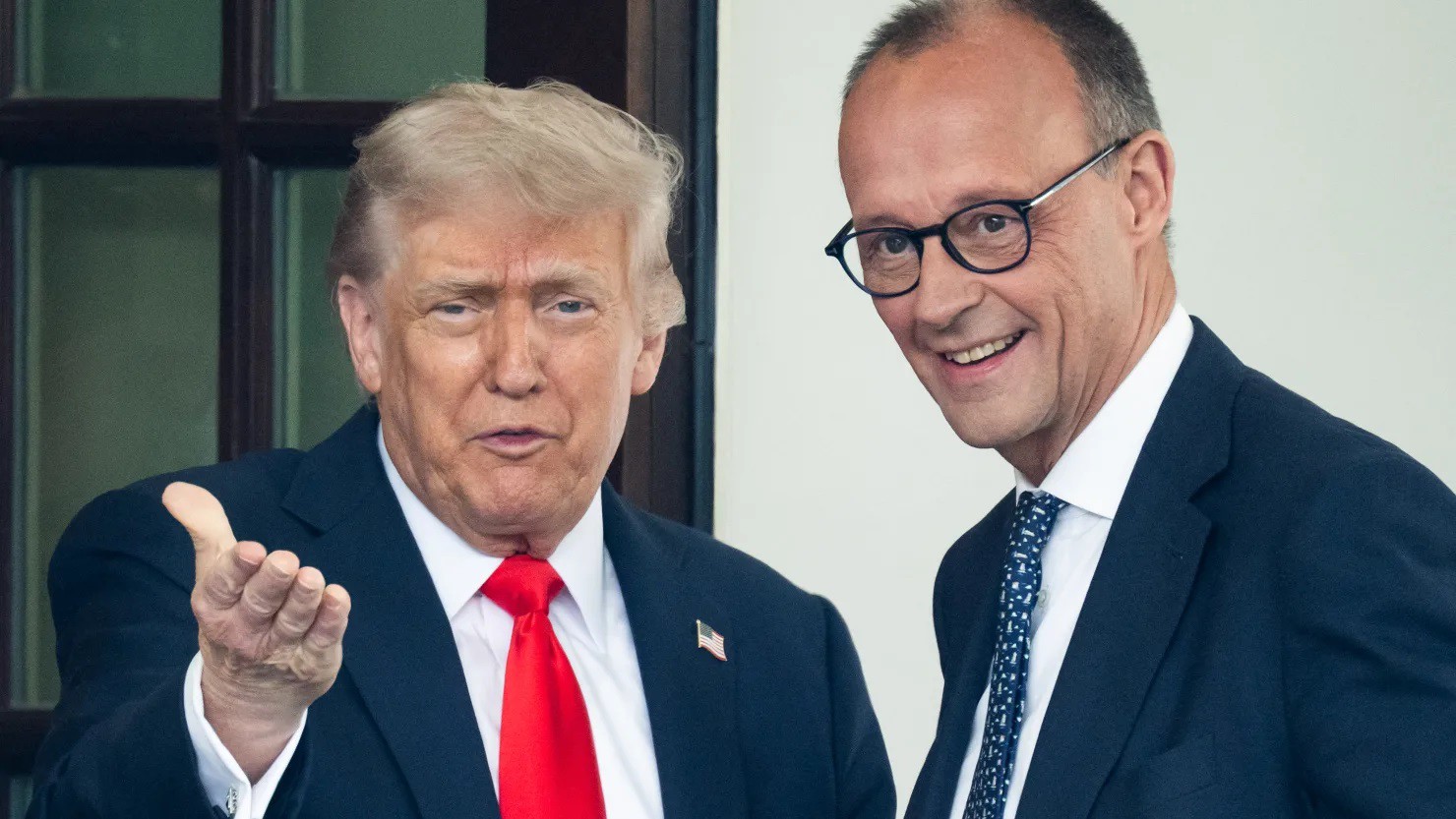 Tổng thống Donald Trump chào đón Thủ tướng Đức Friedrich Merz khi đến Cánh Tây của Nhà Trắng ở Washington, DC, vào ngày 5 tháng 6 năm 2025.