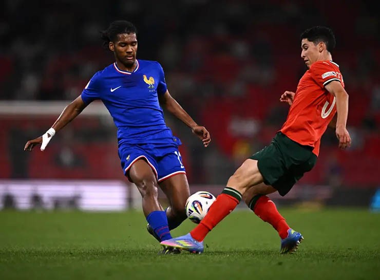 U18 Pháp (áo xanh) thi đấu nỗ lực