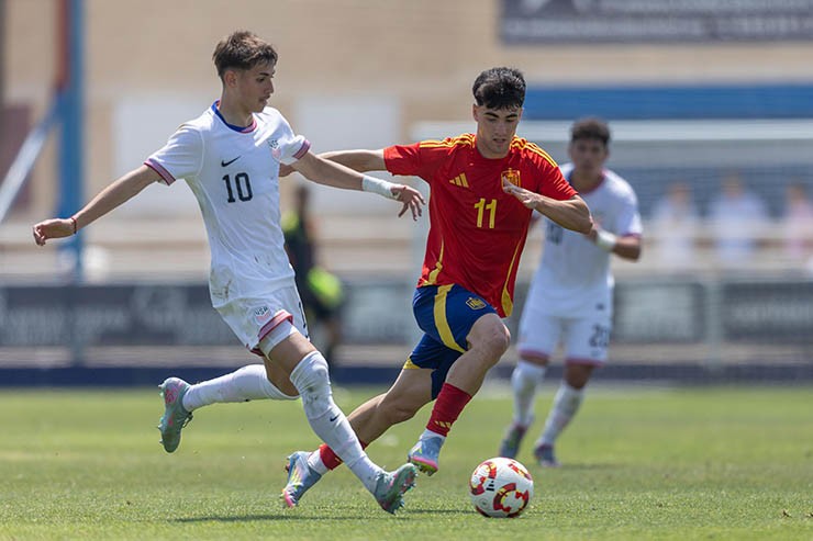 U19 Tây Ban Nha (áo đỏ) bị U19 Mỹ cầm chân