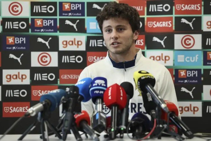 Neves&nbsp;trả lời giới truyền thông trong buổi họp báo trước trận chung kết Nations League